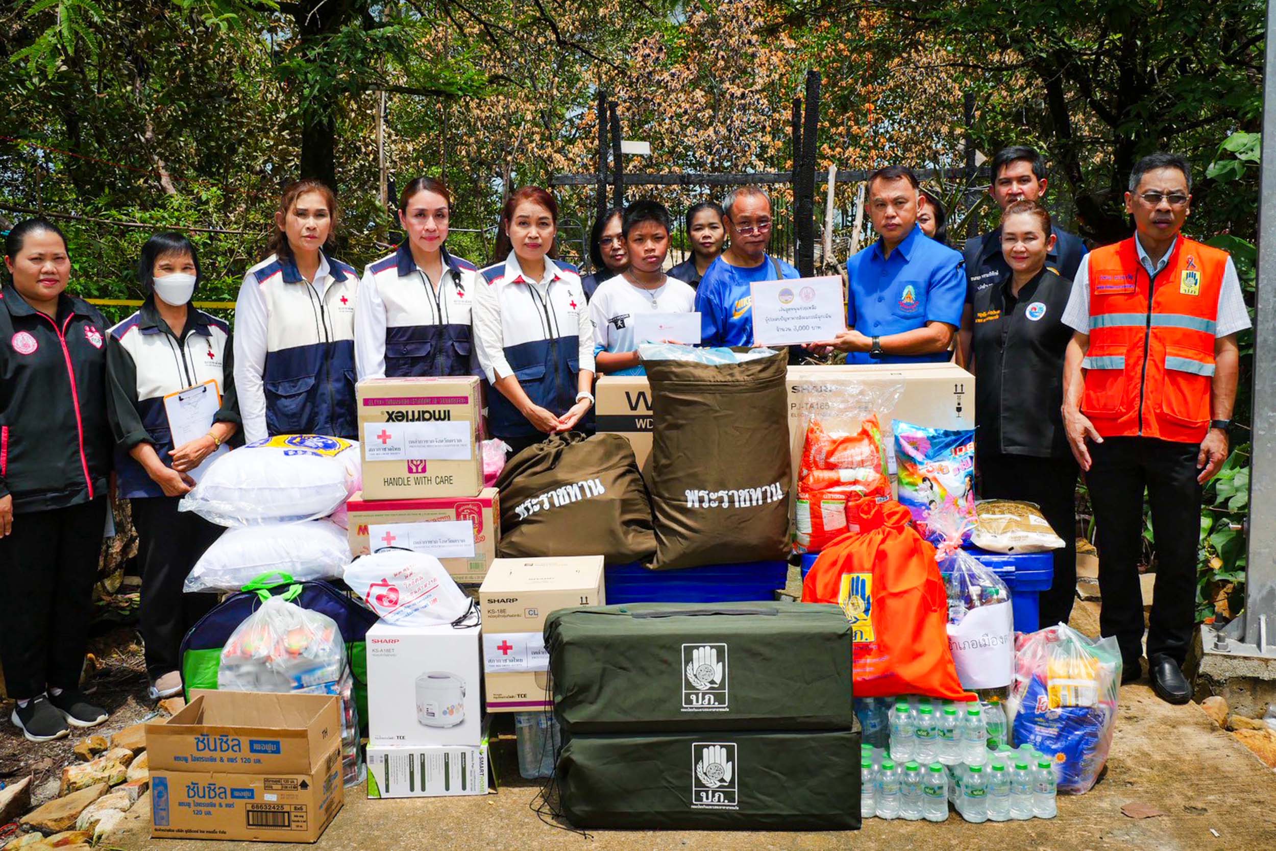 มูลนิธิราชประชานุเคราะห์ เหล่ากาชาดจังหวัดตราด ให้ความช่วยเหลือชาวตำบลแหลมกลัด ผู้ประสบภัยจากเหตุเพลิงไหม้บ้านเสียหายทั้งหลัง