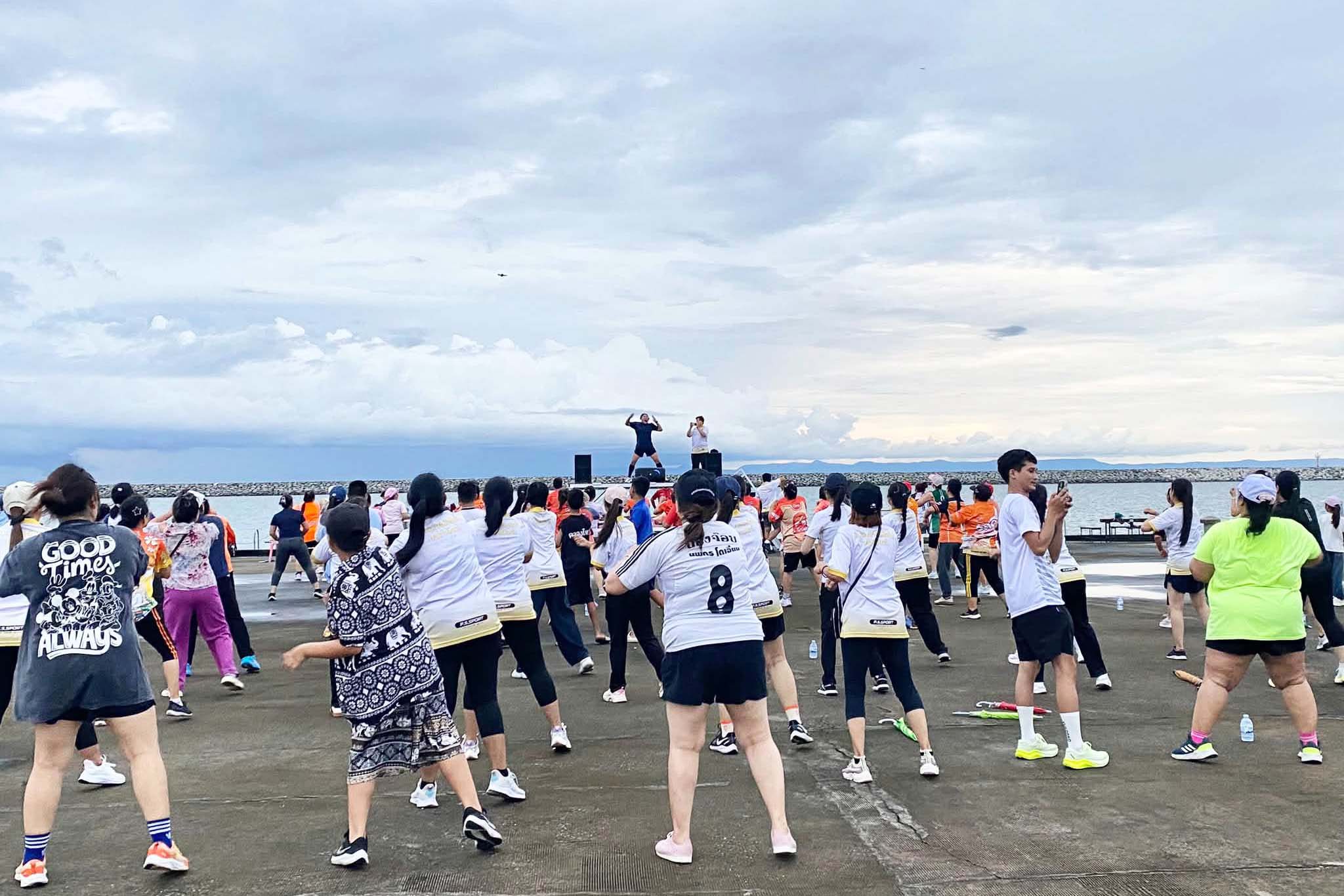 อบต.คลองใหญ่ จัดกิจกรรม &ldquo;เต้นแอโรบิกสุดขอบฟ้า&rdquo; เปิดพื้นที่สะพานท่าเทียบเรือฯ ส่งเสริมสุขภาพ พร้อมกระตุ้นเศรษฐกิจชุมชนทุกเสาร์-อาทิตย์