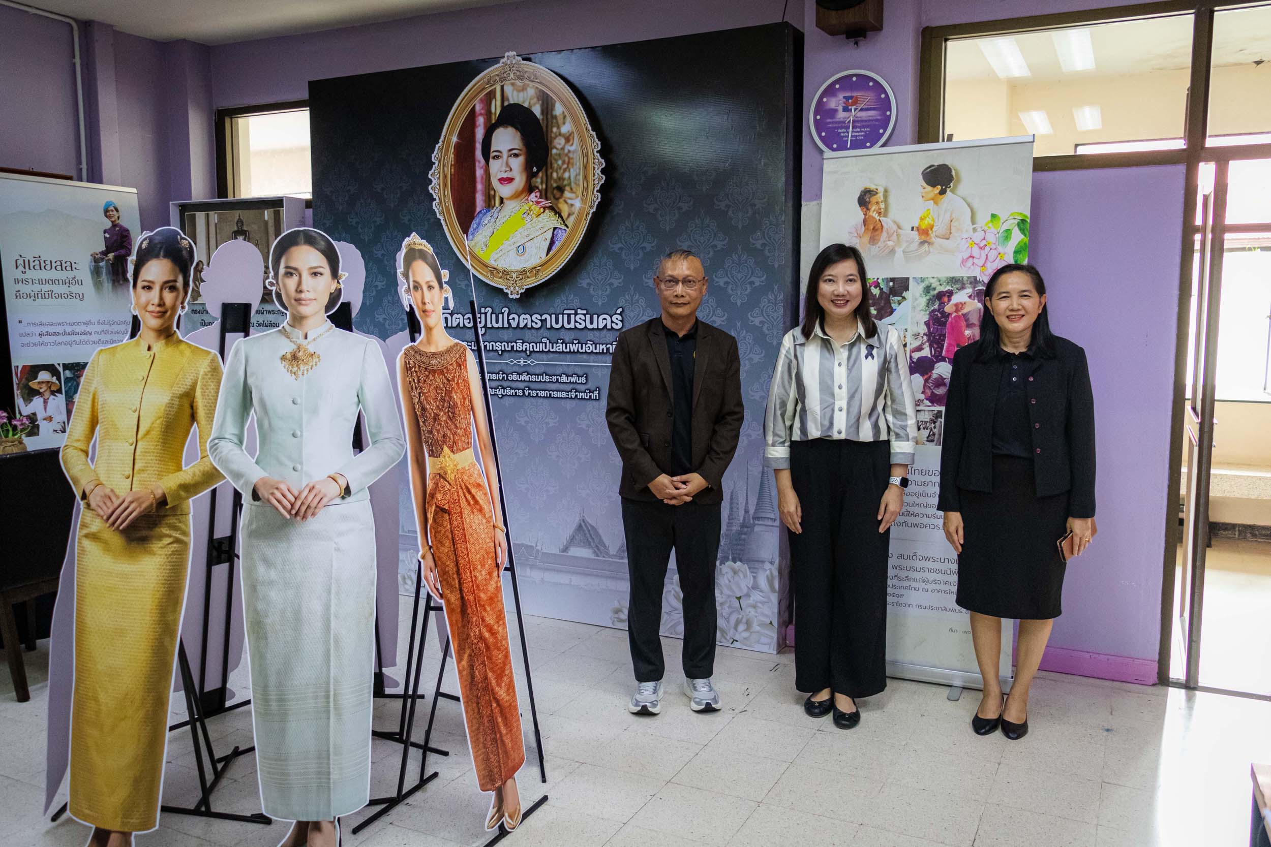ผู้ตรวจฯ วธ. เยี่ยมชมศูนย์ประชาสัมพันธ์  งานพระราชทานพิธีถวายพระเพลิงพระบรมศพ สมเด็จพระนางเจ้าสิริกิติ์ พระบรมราชินีนาถ พระบรมราชชนนีพันปีหลวง ของสำนักงานประชาสัมพันธ์จังหวัดตราด
