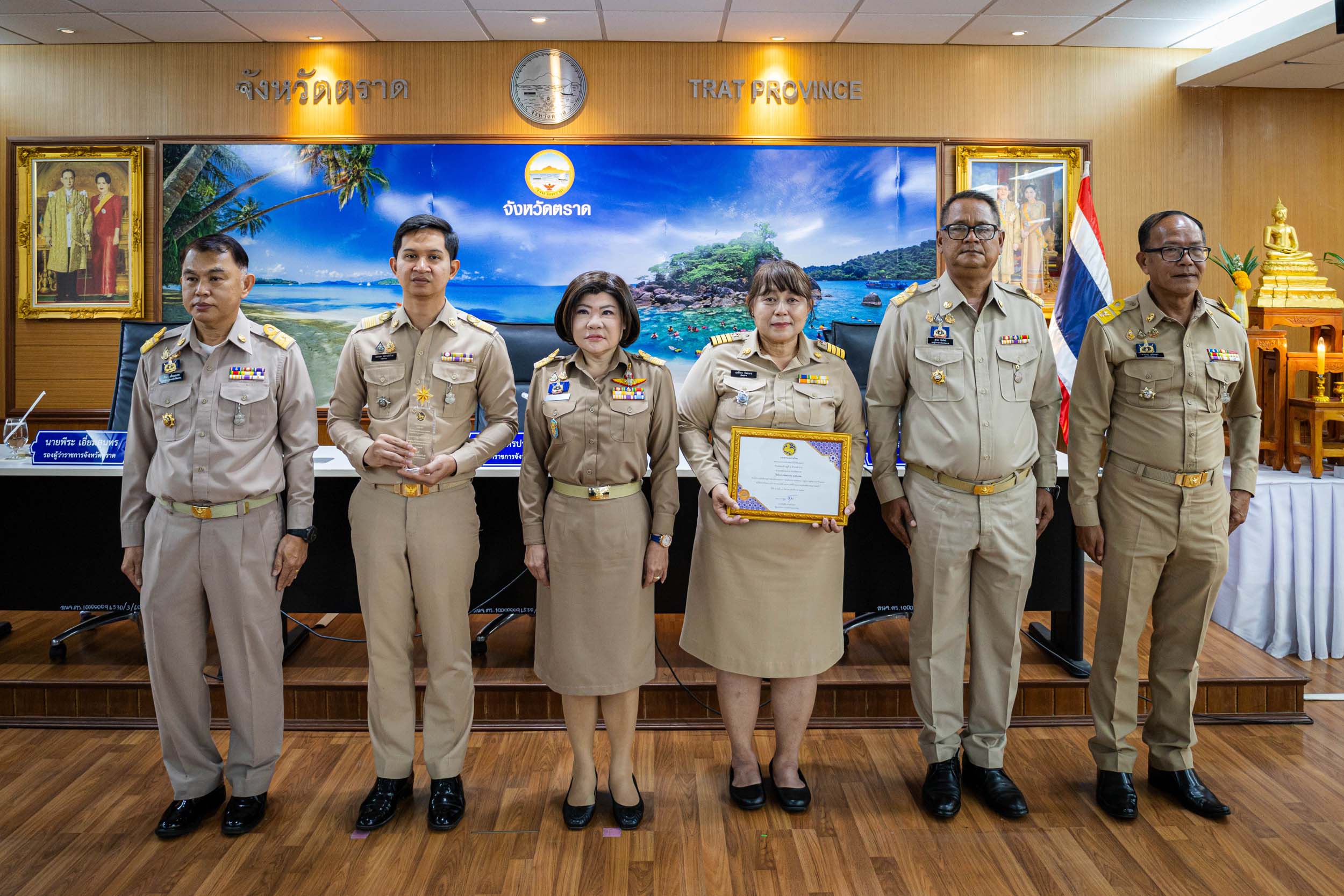 ที่ทำการปกครองจังหวัดตราด จัดพิธีมอบประกาศเกียรติคุณ หมู่บ้าน อยู่เย็น รางวัลชมเชย ระดับเขต ให้กับหมู่บ้านหนองรี และรางวัล &ldquo;ปลัดอำเภอดีเด่น&rdquo; ระดับเขตตามโครงการปลัดอำเภอแหวนทองคำ