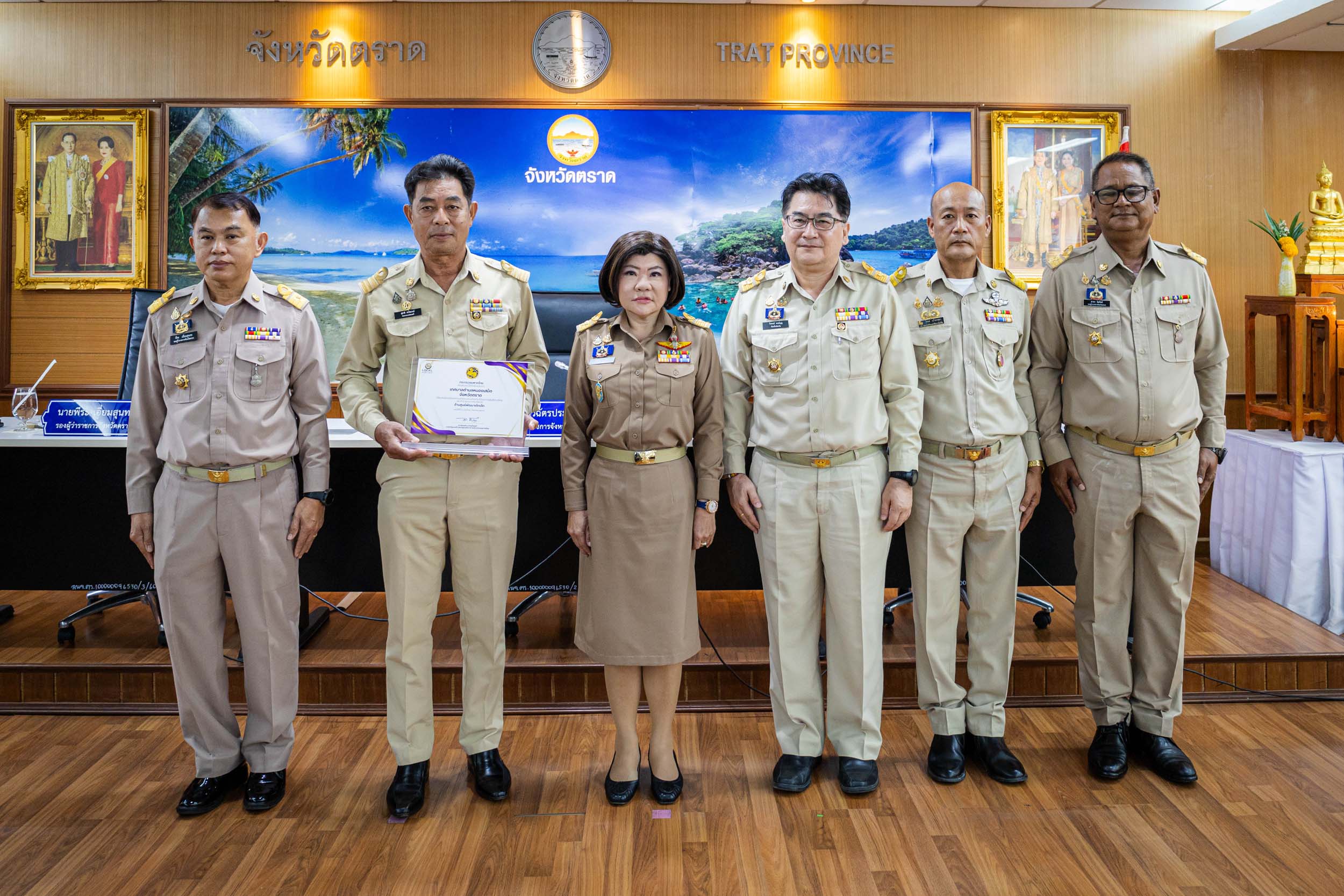 สำนักงานท้องถิ่นจังหวัดตราด จัดพิธีมอบเกียรติบัตร รางวัลองค์กรปกครองส่วนท้องถิ่นที่มีผลการปฏิบัติงานดีเด่น ประจำปี 2569 ด้านศูนย์พัฒนาเด็กเล็ก (ระดับจังหวัด) ให้กับเทศบาลตำบลหนองเสม็ด